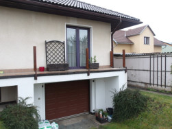D&aacute;le bylo nutn&eacute; do spodu z&aacute;bradl&iacute; připevnit pomocnou lať