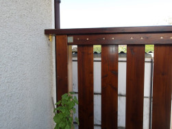 Detail upevněn&iacute; jednotliv&yacute;ch balkonov&yacute;ch prken na pomocnou lať