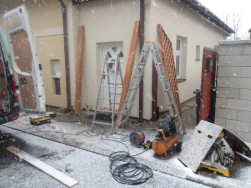 Mont&aacute;ž stř&iacute;&scaron;ky nad dveře prob&iacute;hala za nepř&iacute;zniv&eacute;ho počas&iacute;