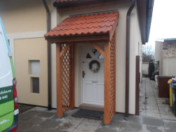 V&yacute;sledkem je elegantn&iacute; a funkčn&iacute; stř&iacute;&scaron;ka, kter&aacute; zv&yacute;razn&iacute; vstup do domu a z&aacute;roveň zlep&scaron;&iacute; každodenn&iacute; komfort při př&iacute;chodu i odchodu