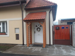 Dřevěn&eacute; prvky stř&iacute;&scaron;ky jsme o&scaron;etřili impregnac&iacute; a lazurou v medov&eacute;m odst&iacute;nu