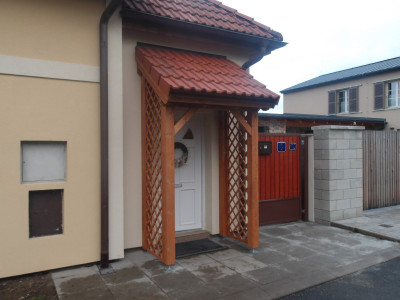 Stříška ke vstupním dveřím s cihlovou střešní krytinou