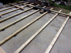 Na betonovou desku jsme pod podlahu smontovali ro&scaron;t z impregnovan&yacute;ch hranolů