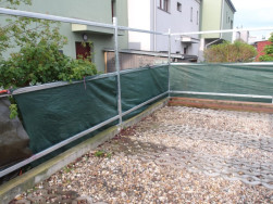 Ke zděn&eacute; podezd&iacute;vce je upevněna nosn&aacute; konstrukce z pozinkovan&eacute; oceli