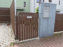 Plotov&eacute; plaňky na vstupn&iacute; branku jsou dlouh&eacute; 120 cm