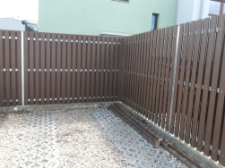 Plotov&eacute; plaňky připevněn&eacute; na kovovou konstrukci z obou stran zajist&iacute; neprůhlednost plotu
