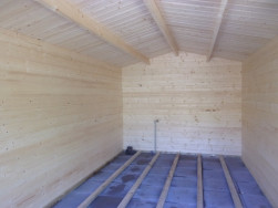 Do hotov&eacute; chaty jsme na betonov&yacute; podklad položili podlahov&yacute; ro&scaron;t z impregnovan&yacute;ch hranolů