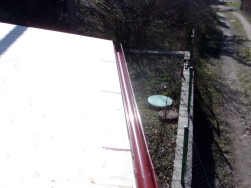 Bočn&iacute; strany sedlov&eacute; střechy jsme zakončili okapov&yacute;m setem z lakovan&eacute;ho plechu
