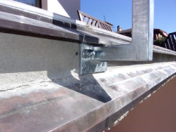 Detail kotven&iacute; nosn&eacute; kovov&eacute; konstrukce do boku terasy