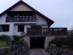 Dřevo na z&aacute;bradl&iacute; jsme o&scaron;etřili impregnac&iacute; a dvěma n&aacute;těry lazurou v mahagonov&eacute;m odst&iacute;nu