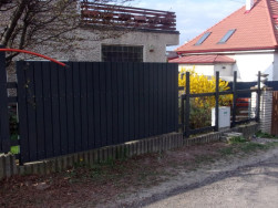 Kovov&eacute; sloupky původn&iacute;ho plotu jsme očistili od rezu a natřeli temně &scaron;ed&yacute;m Balakrylem