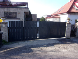 Na vstupn&iacute; branku a vrata jsme vyrobili dřevěn&eacute; plotov&eacute; plaňky v d&eacute;lce 150 cm