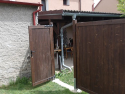 Vstupn&iacute; branka zavě&scaron;en&aacute; na ozdobn&yacute;ch pantech m&aacute; oboustrann&eacute; otev&iacute;r&aacute;n&iacute;