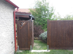Krajn&iacute; stěna Moder v kombinaci s mř&iacute;žkou je vyrobena v atypick&eacute;m rozměru 75 x 180 cm