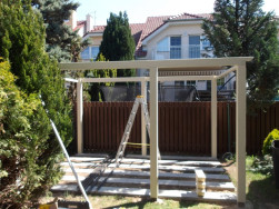 Obvodovou konstrukci pergoly tvořily hranoly 60 x 120 mm