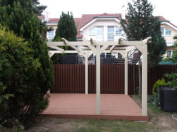 Zahradn&iacute; pergola bez zastře&scaron;en&iacute; doplněn&aacute; WPC podlahou tvoř&iacute;  velmi pěkn&yacute; a za letn&iacute;ho počas&iacute; i &uacute;čeln&yacute; doplněk zahrady