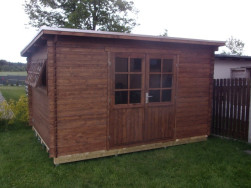 Zahradn&iacute; chata Loya s pultovou střechou o rozměrech  380 x 300 cm