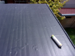 Na stře&scaron;n&iacute; palubkov&yacute; z&aacute;klop jsme EPDM lepidlem přilepili EPDM folii