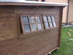 Chata Loya m&aacute; na jedn&eacute; straně dvě v&yacute;klopn&aacute; okna zasklen&aacute; jednoduch&yacute;m, 4 mm siln&yacute;m sklem