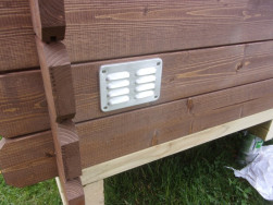 Chatu jsme doplnili o ventilačn&iacute; mř&iacute;žky