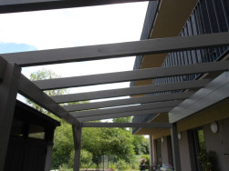 Dřevěn&eacute; prvky pergoly jsme o&scaron;etřili lazurou na dřevo Tikkurila
