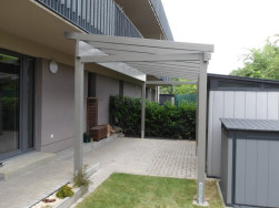 Samostatně stoj&iacute;c&iacute; pergola je napojena pod balkon lodžie