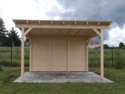 Na v&yacute;robu dřevěn&eacute; pergoly jsme použili lepen&eacute; BSH hranoly, kter&eacute; jsou stabiln&iacute;, pevn&eacute; a nekrout&iacute; se