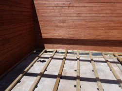 Podlahov&yacute; ro&scaron;t jsme sestavili z impregnovan&yacute;ch lat&iacute; 4,4 x 7 cm