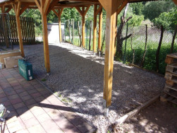 Souč&aacute;st&iacute; opl&aacute;&scaron;těn&iacute; pergoly byla i dřevěn&aacute; podlaha