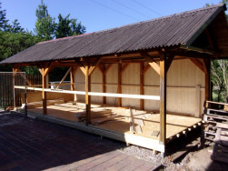 Původn&iacute; konstrukce zastře&scaron;en&eacute; pergoly doplněn&aacute; podlahou