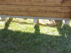 Z&aacute;kladov&yacute; ro&scaron;t pod chatu jsme sestavili z impregnovan&eacute;ho hranolu 88 x 88 mm