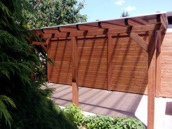 Hotov&aacute; pergola pro letn&iacute; rodinn&eacute; posezen&iacute; a grilov&aacute;n&iacute;
