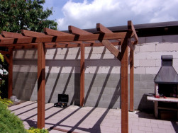 Dřevo pergoly jsme o&scaron;etřili impregnac&iacute;  a lazurou v odst&iacute;nu teak