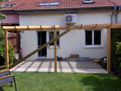 Dřevěn&eacute; č&aacute;sti pergoly jsme o&scaron;etřili lazurou Tikkurila Valti v odst&iacute;nu 5051