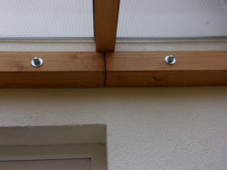 Detial upevněn&eacute; pozednice a stře&scaron;n&iacute;ho r&aacute;hna pod polykarbon&aacute;tem