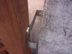 Detail připevněn&iacute; dřevěn&eacute;ho sloupku ke zdi