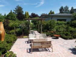 Dřevěn&aacute; pergola bez zastře&scaron;en&iacute; jako estetick&yacute; doplněk do modern&iacute; zahrady