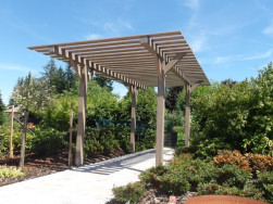 Zahradn&iacute; pergola bez zastře&scaron;en&iacute; je pouze dekorativn&iacute; z&aacute;ležitost, během nepř&iacute;zniv&eacute;ho počas&iacute; si neužijete