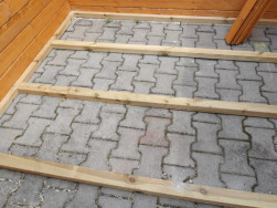 Při mont&aacute;ži domečku jsme nejprve sestavili z impregnovan&yacute;ch hranolů podkladn&iacute; ro&scaron;t