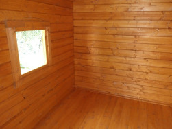 Dřevěnou podlahu uvnitř domku jsme zakončili slabou dřevěnou li&scaron;tou