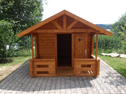 Před domečkem Marii je zastře&scaron;en&aacute; ter&aacute;ska