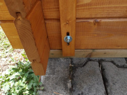 Detail sv&aacute;z&aacute;n&iacute; stěnovnic domečku pro umožněn&iacute; jejich posunu
