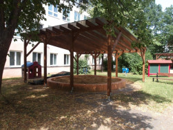 Na v&yacute;robu samostatně stoj&iacute;c&iacute; pergoly jsme použili lepen&eacute; BSH hranoly