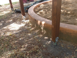 Zastře&scaron;en&aacute; pergola ochr&aacute;n&iacute; p&iacute;skovi&scaron;tě před de&scaron;těm, ale i před padaj&iacute;c&iacute;m list&iacute;m