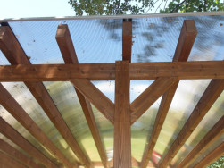 Na zastře&scaron;en&iacute; p&iacute;skovi&scaron;tě jsme použili 8 mm siln&yacute; čir&yacute; polykarbon&aacute;t