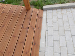 Pochoz&iacute; plocha dřevěn&eacute;ho můstku je z impregnovan&eacute;, oboustranně dr&aacute;žkovan&eacute; borovice