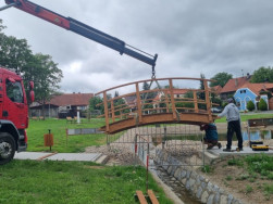 Na usazen&iacute; l&aacute;vky na určen&eacute; m&iacute;sto bylo nutn&eacute; použit&iacute; jeř&aacute;bu