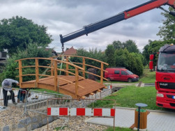 Za pomoci těžk&eacute; techniky se na&scaron;im mont&eacute;rům podařilo l&aacute;vku usadit na připraven&eacute; m&iacute;sto