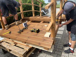 Mont&aacute;ž pochoz&iacute; plochy z impregnovan&eacute; borovice