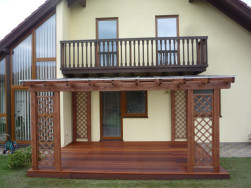 Do dokončen&eacute; zahradn&iacute; pergola jsme doplnili ozdobn&eacute; mř&iacute;že dle vzoru Zuzana